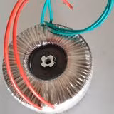 Transformador toroidal versátil con opciones de modelo y bobina personalizables